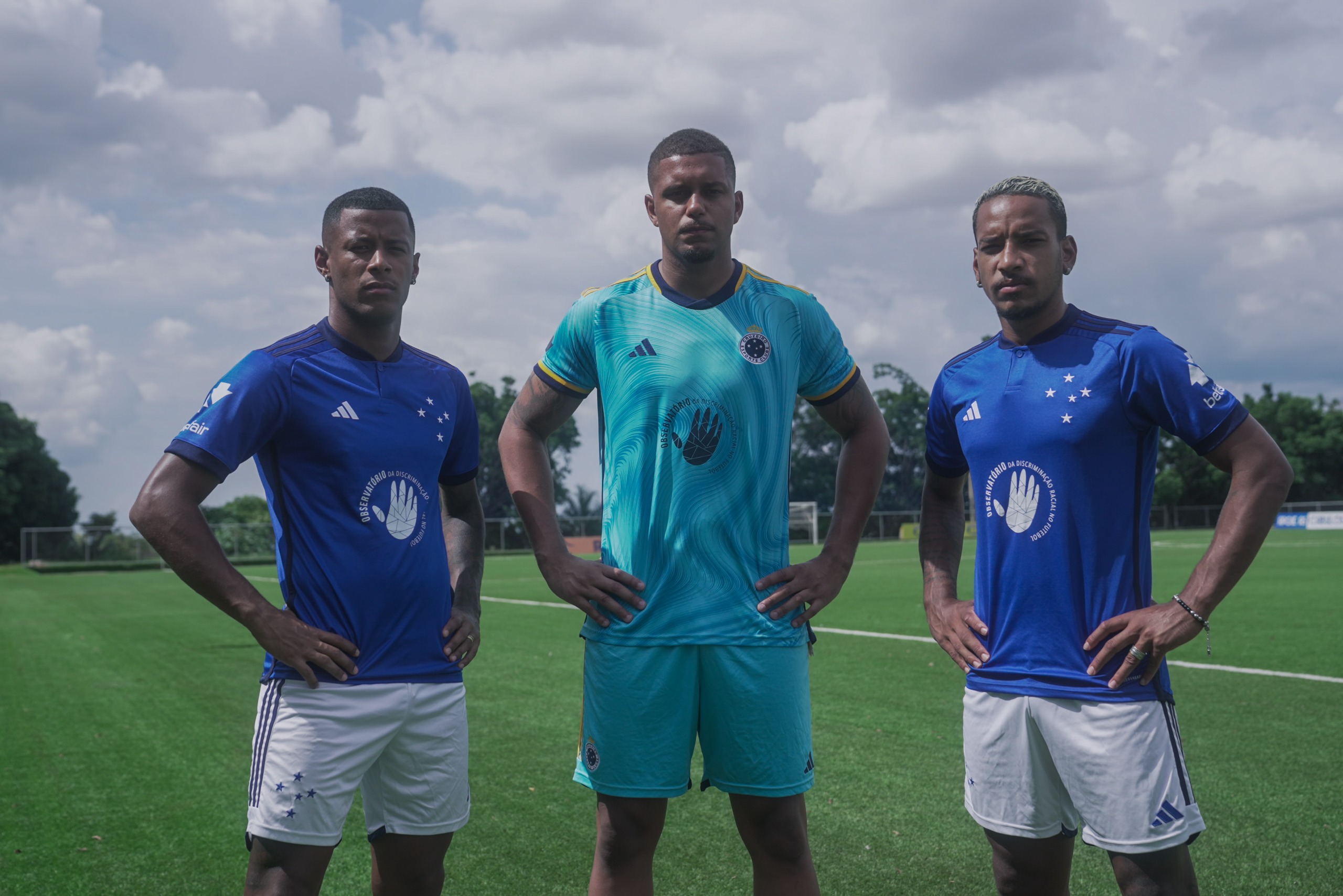Betfair cede espaço nas camisas da base do Cruzeiro para Observatório da Discriminação Racial no Futebol; time principal estampará a campanha neste sábado
