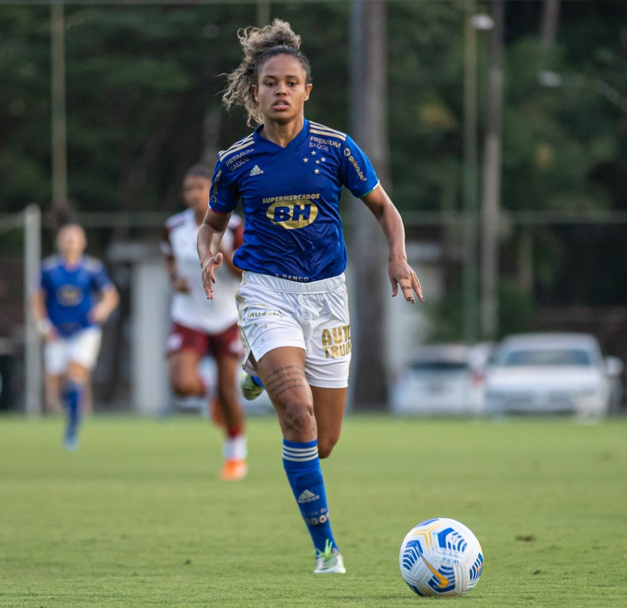 Atacante cabulosa Mariana Santos renova contrato com o Cruzeiro para 2022 e é emprestada para o Besiktas