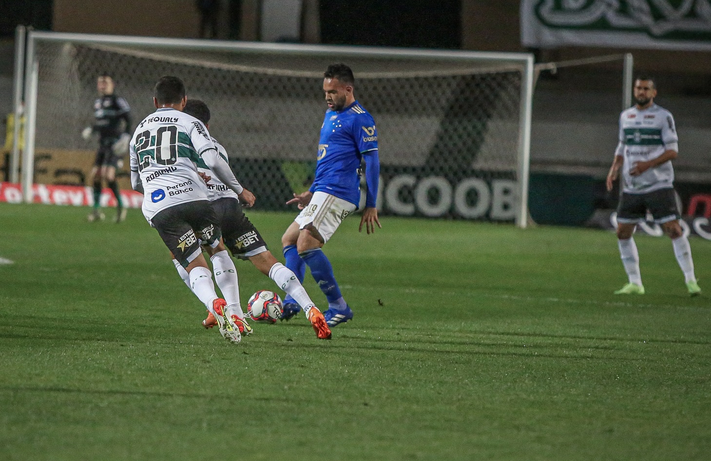Com atuação impecável, Cruzeiro domina e vence o Coritiba por 3 a 0, fora de casa