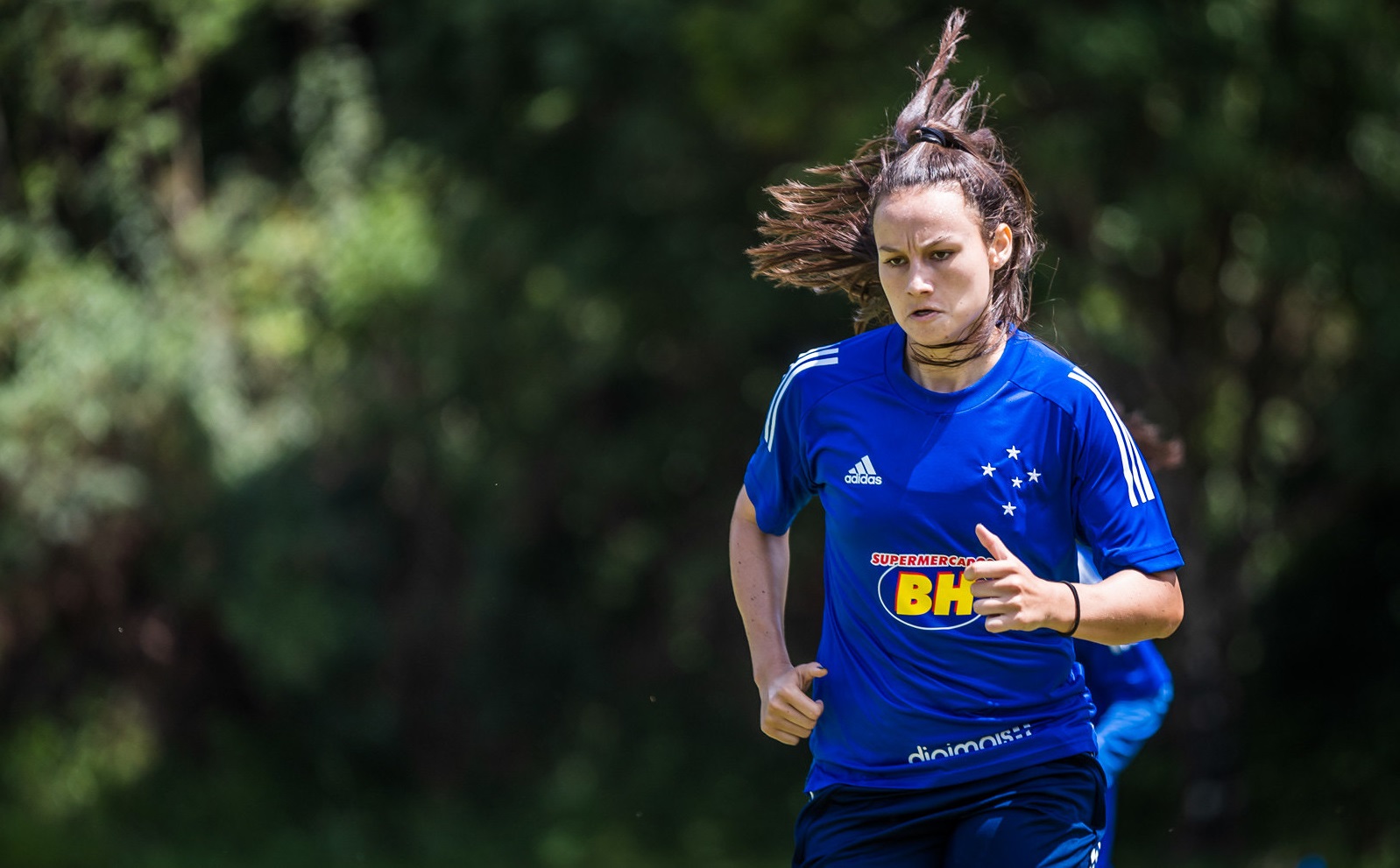 Conheça a atacante Thamirys Lima, novo reforço do time feminino do Cruzeiro