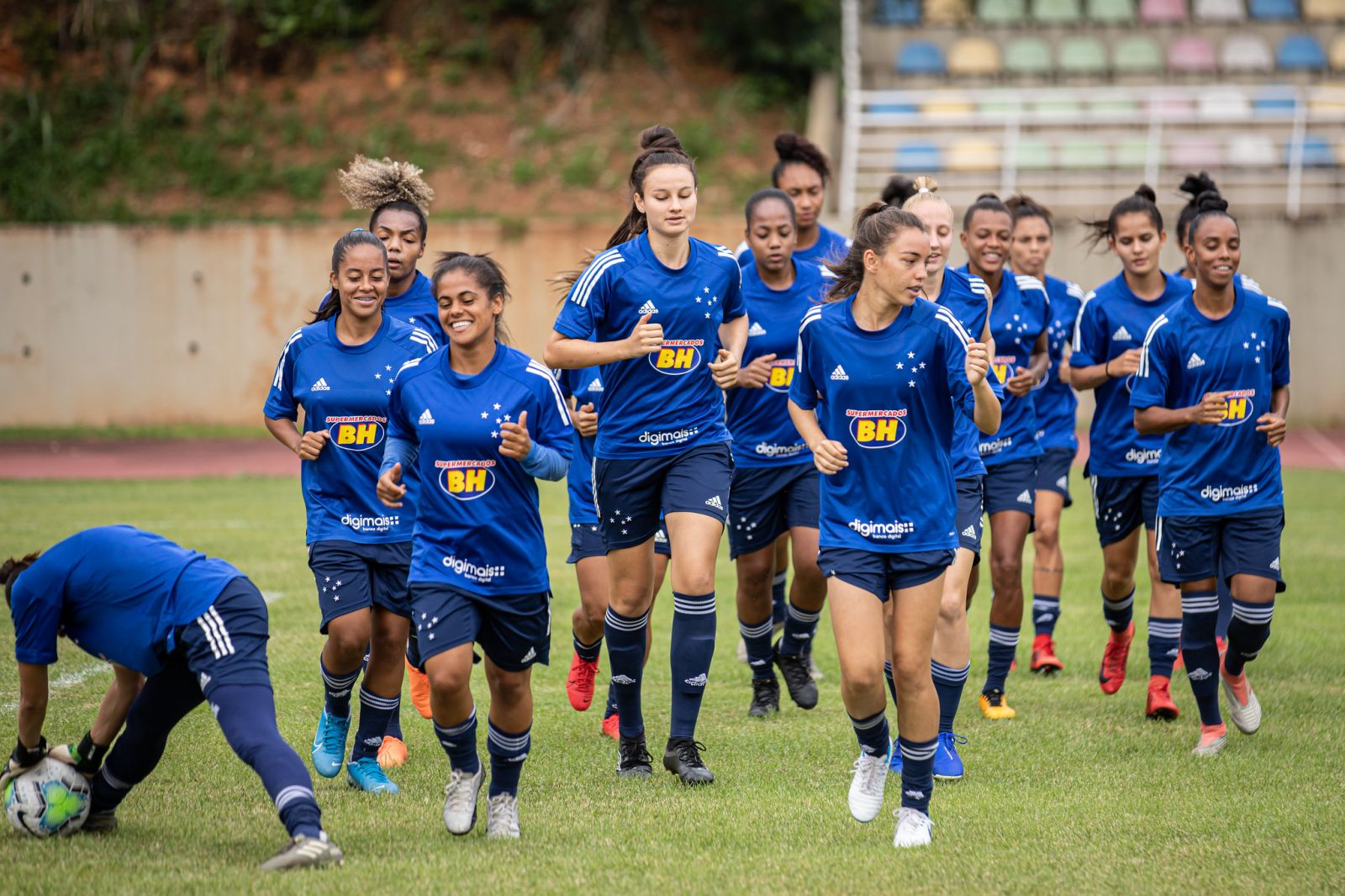 Elenco feminino do Cruzeiro treina para a estreia no Mineiro no dia 14, contra o Ipatinga