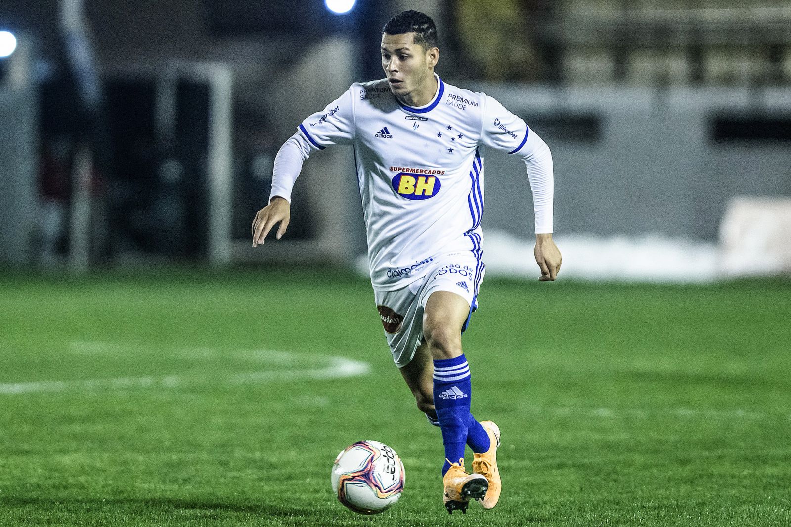 Cruzeiro renova o contrato do jovem lateral Matheus Pereira
