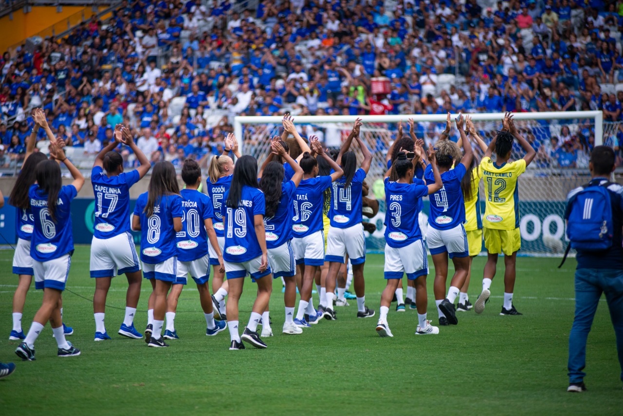 Equipe de futebol feminino do Cruzeiro de 2020 é apresentada no intervalo do clássico