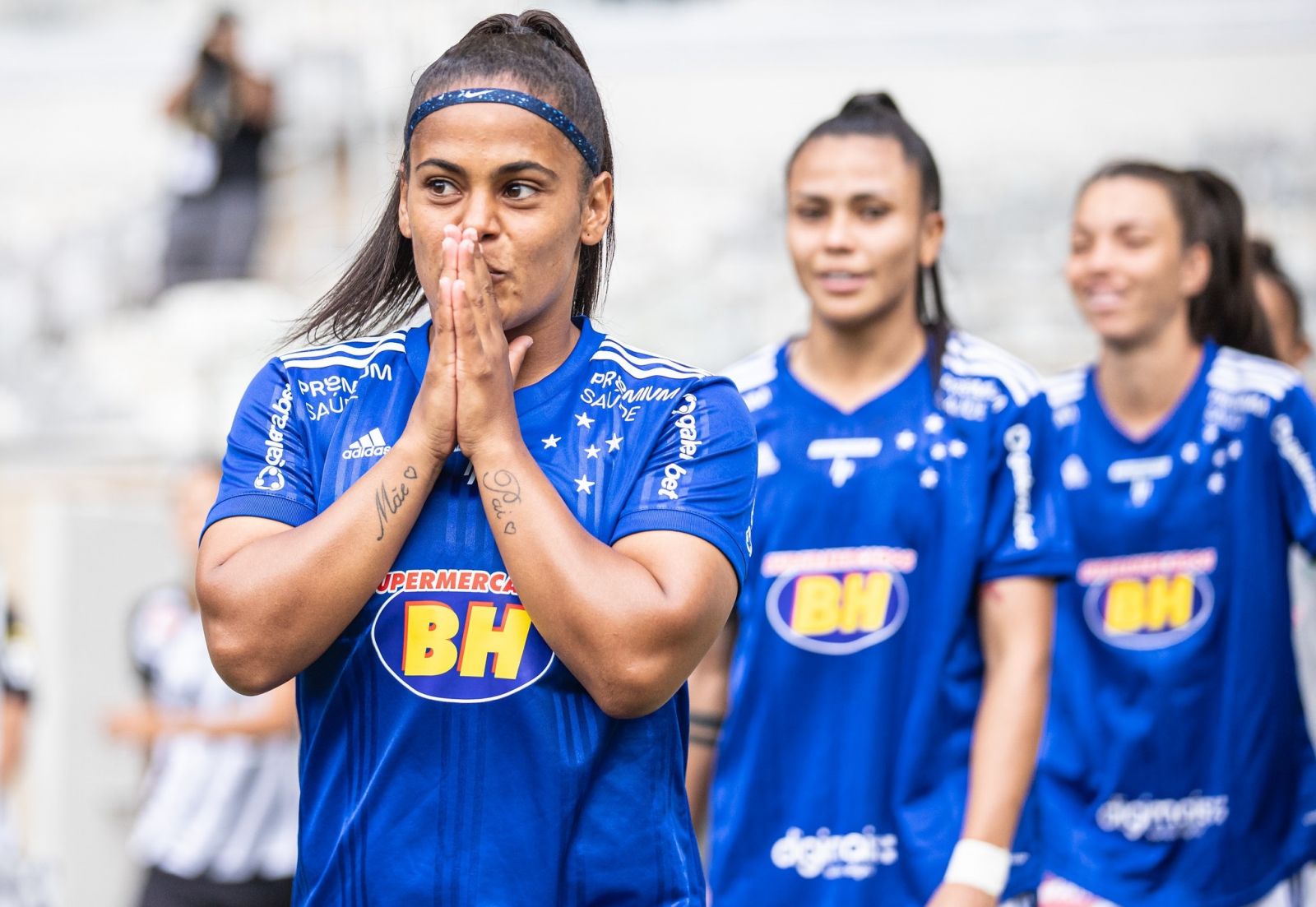 Time feminino do Cruzeiro confirma renovação com as jogadoras Duda e Vanessinha