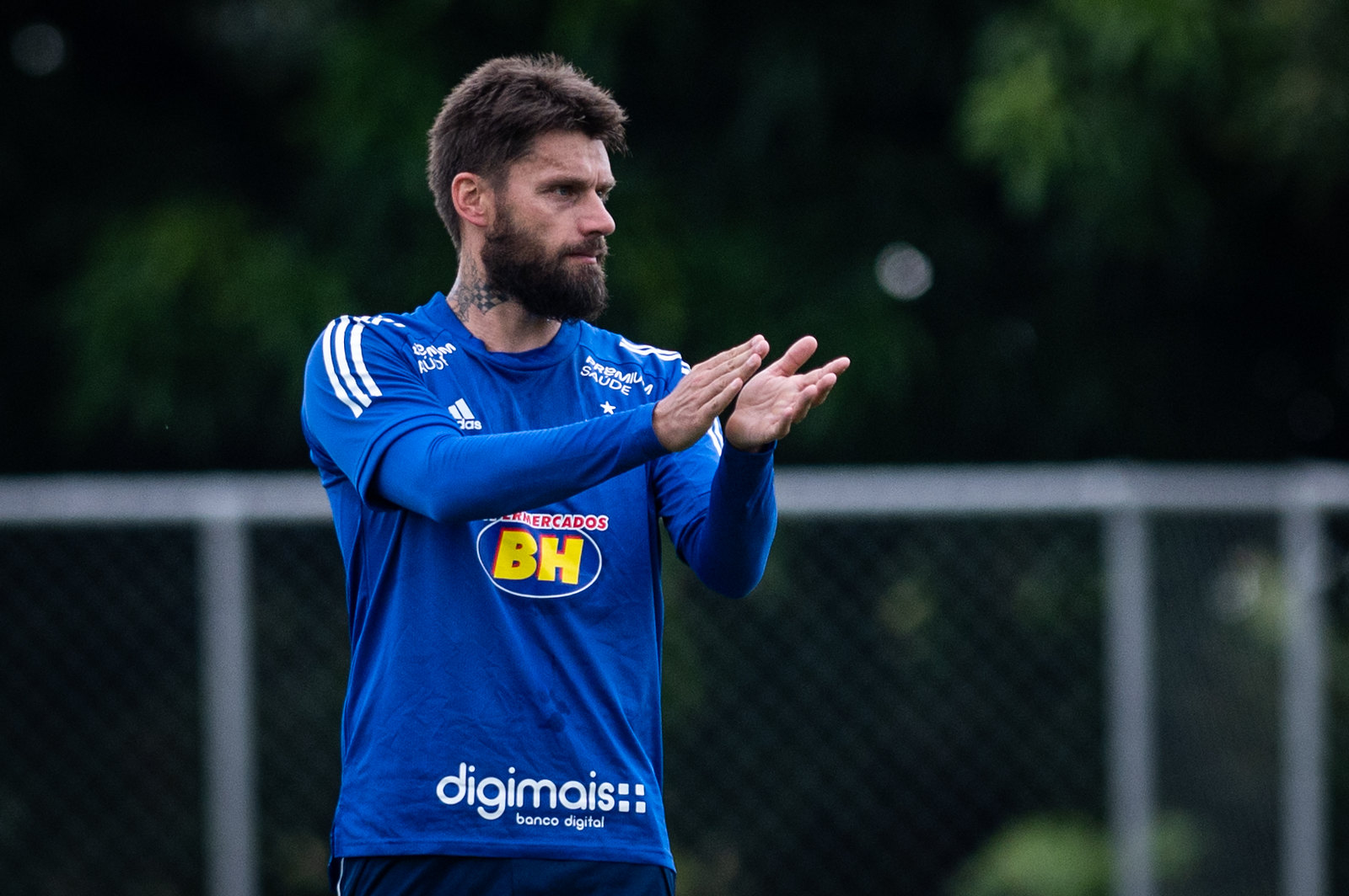 Pronto para defender o Cruzeiro em mais uma temporada, Rafael Sóbis elogia Conceição e garante time preparado para a estreia