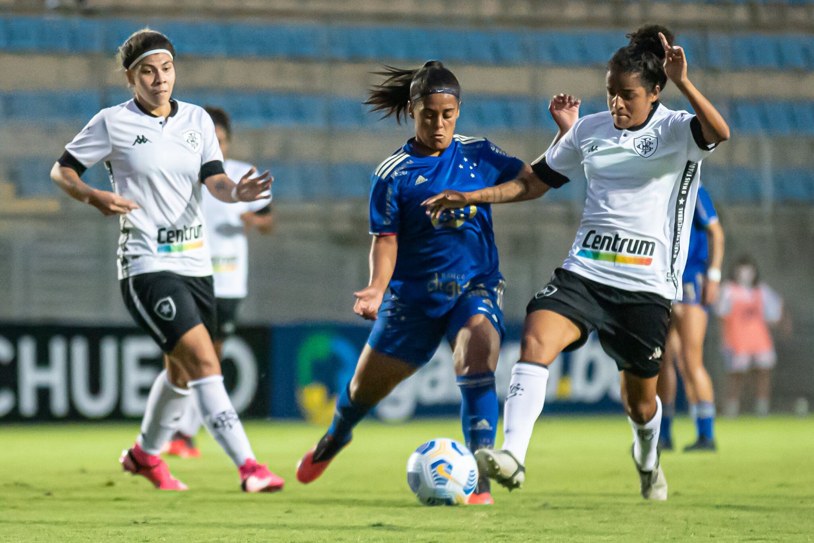 Com golaço de Lucero, Raposa empata com o Botafogo na 6ª rodada do Campeonato Brasileiro de Futebol Feminino