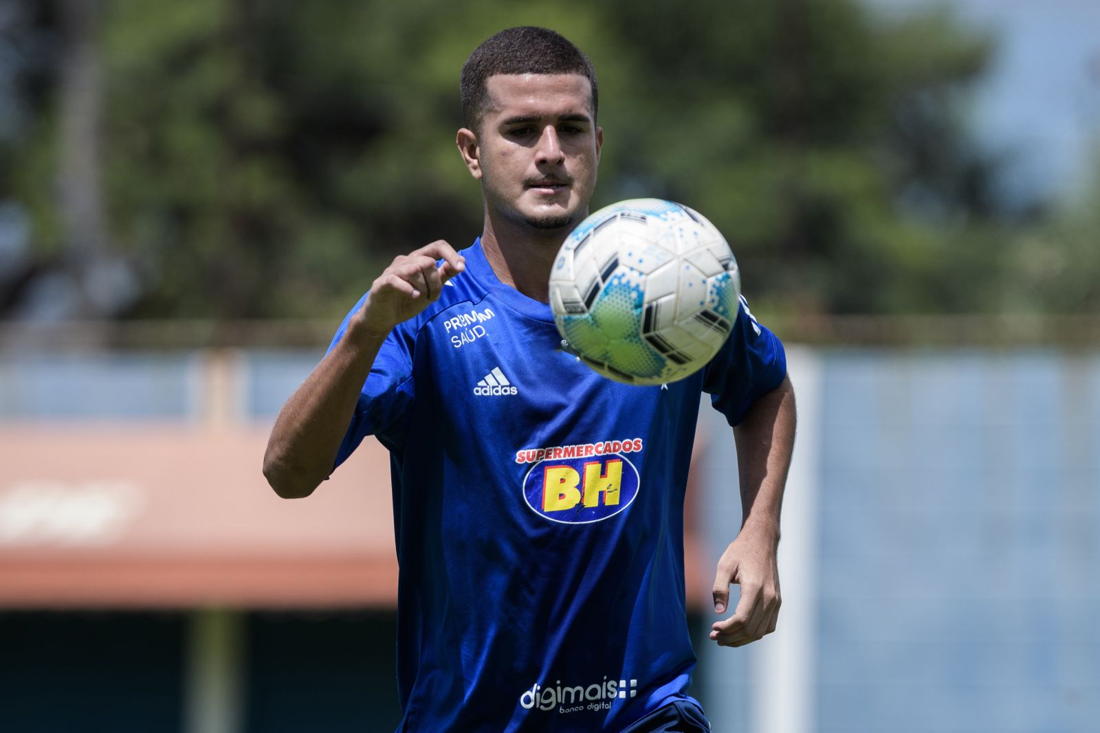 Regularizado, Victor Diniz mantém foco nos treinamentos e espera ajudar o Cruzeiro na temporada