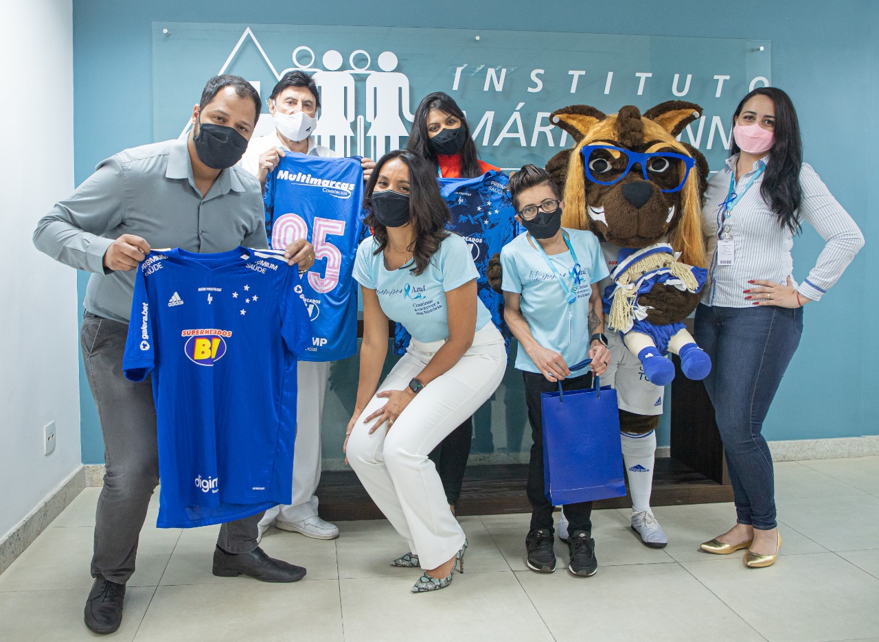 Cruzeiro doa camisas personalizadas com numeração especial ao Instituto Mário Penna e fecha ações do Outubro Rosa