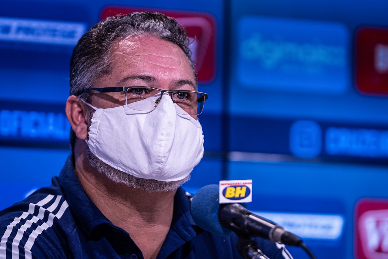 Rogério Micale reforça a intenção de formar atletas e equipes ofensivas, respeitando a história do Cruzeiro