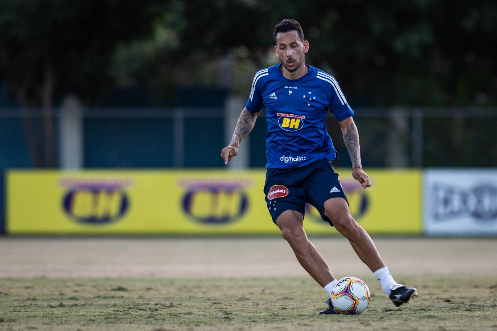 Cruzeiro acerta renovação de contrato com Ariel Cabral até dezembro de 2021
