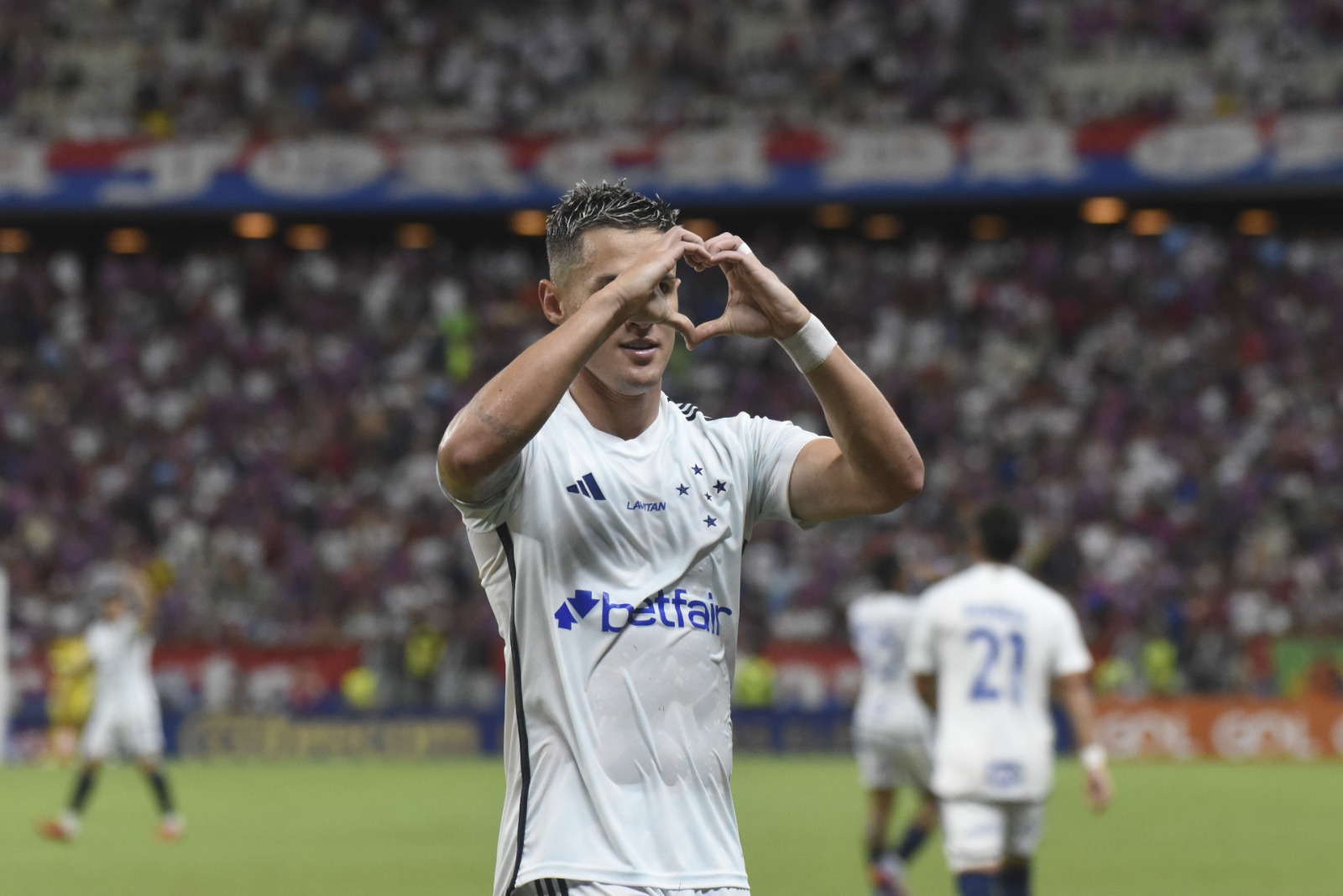 Cruzeiro busca empate com 1 atleta a menos e soma ponto em Fortaleza